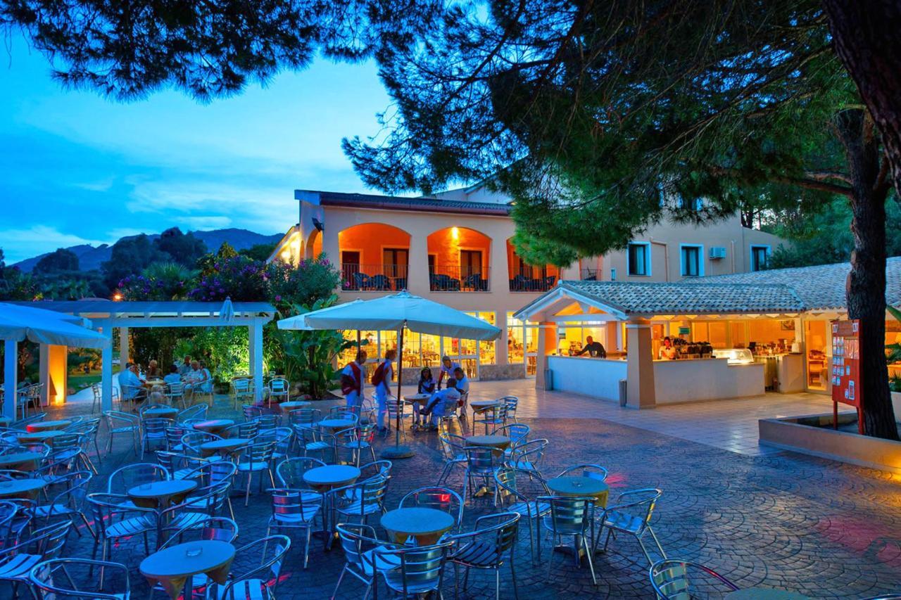 Amareclub Rocca Dorada Hotel Santa Margherita di Pula Exterior photo